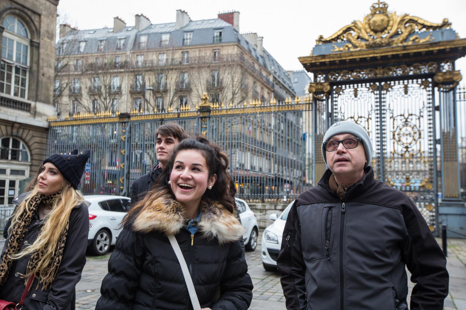 <a href='http://mrt2k.skielite.net'>博彩网址大全</a> French Professor Pascal Rollet leads students on a study tour in Paris.
